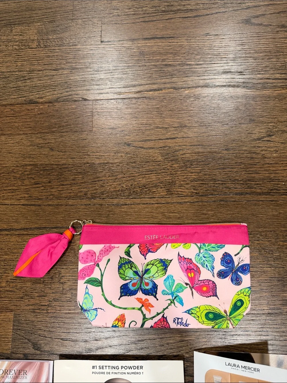 Estée Lauder cosmetic pouch and designer sample bundle